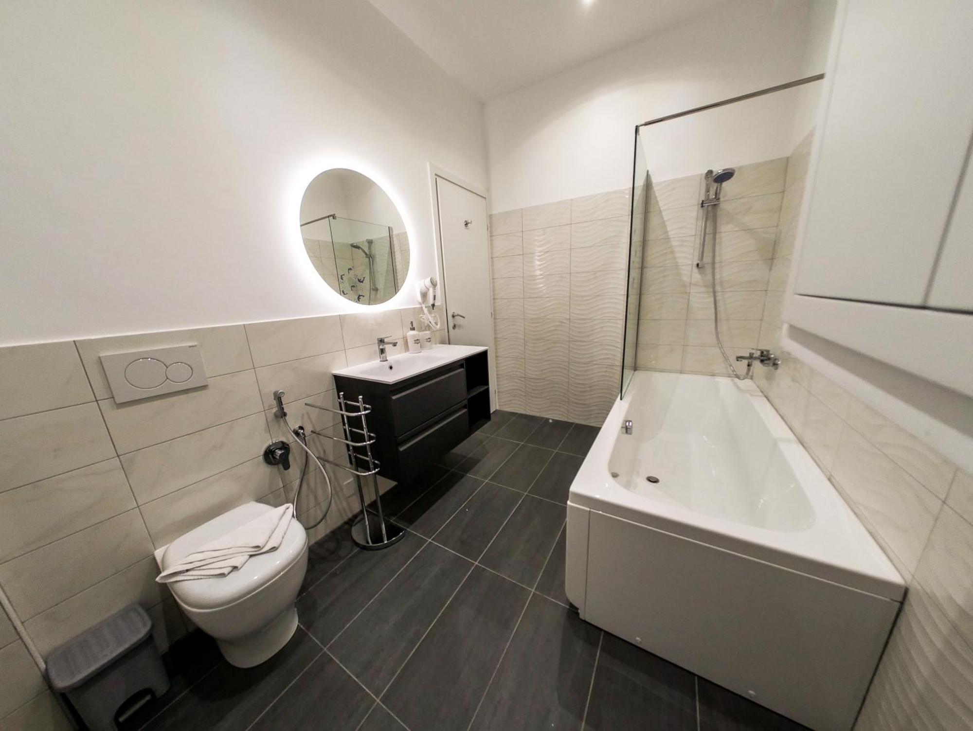Chic Modern 2-Bedroom Near Metro ローマ エクステリア 写真